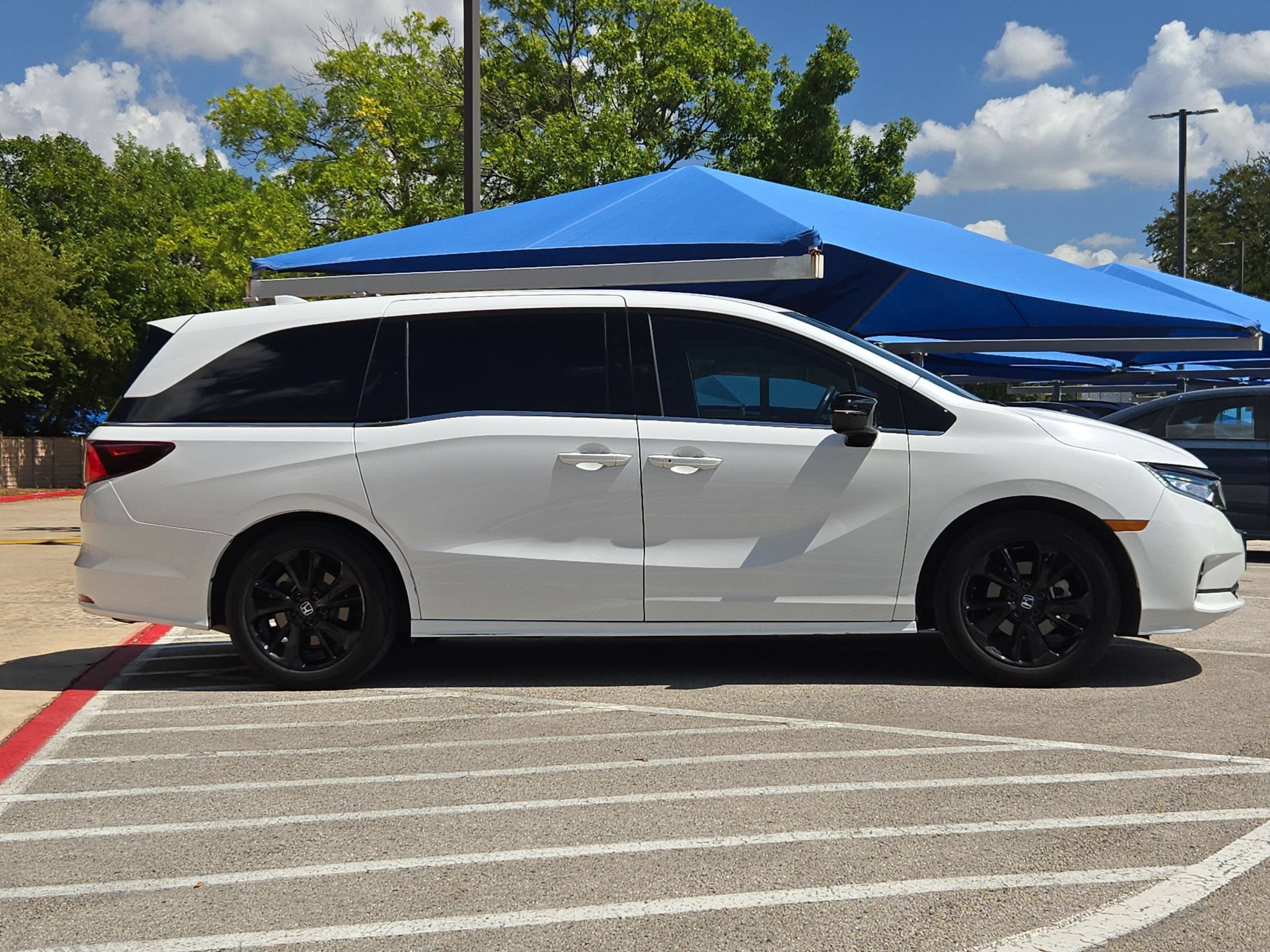 Used 2023 Honda Odyssey Sport image 2