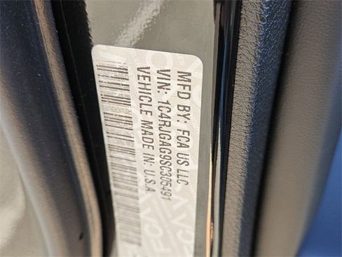 Used 2025 Jeep Grand Cherokee Laredo image 18