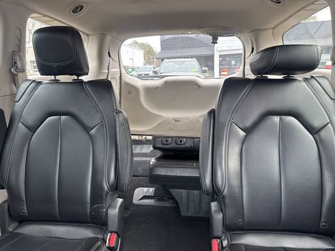 Used 2023 Chrysler Pacifica Touring-L image 12