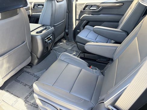 Used 2025 GMC Yukon Elevation w/ Elevation Premium Package AWD/4WD image 16