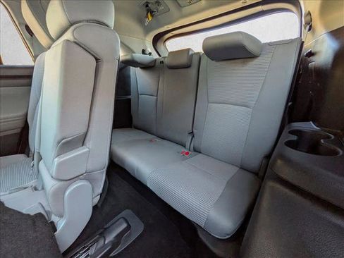 Used 2023 Toyota Highlander L image 18