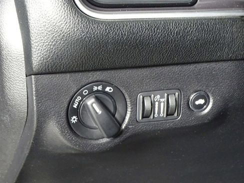 Used 2019 Dodge Challenger SXT image 12