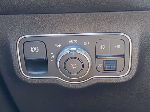 Used 2022 Mercedes-Benz GLB 250 w/ Premium Package Lite image 19
