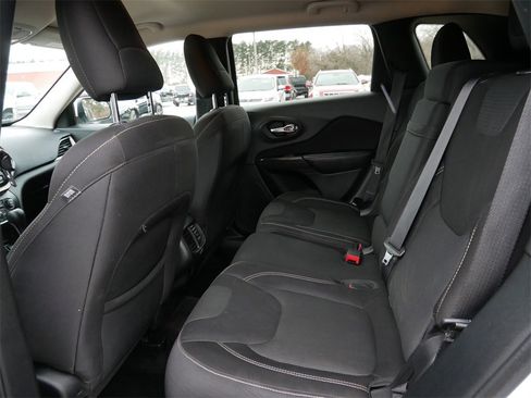 Used 2015 Jeep Cherokee Latitude w/ Cold Weather Group image 11