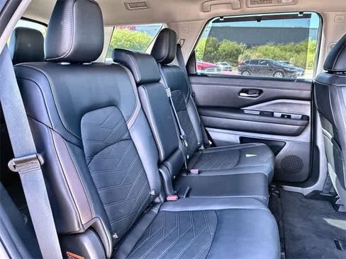 Used 2025 Nissan Pathfinder Platinum w/ Black Appearance Package image 22