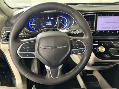 Used 2023 Chrysler Pacifica Touring-L image 14