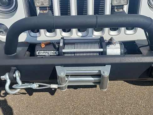 Used 2018 Jeep Wrangler Sahara w/ Connectivity Group AWD/4WD image 30