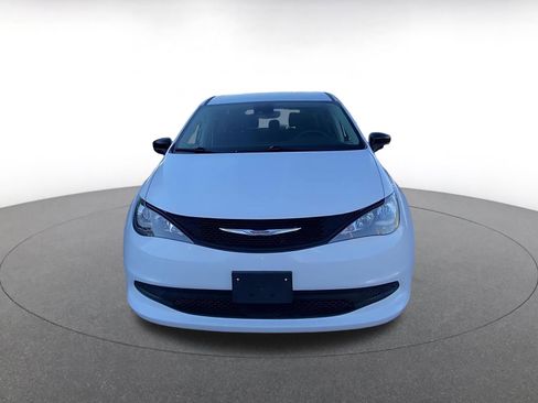 Used 2024 Chrysler Voyager LX image 4