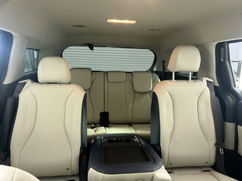 New 2026 Kia Carnival EX FWD image 32