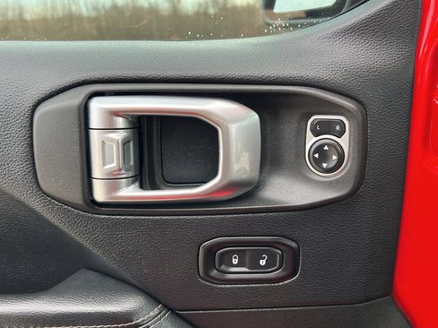 Used 2018 Jeep Wrangler Unlimited Sahara w/ Cold Weather Group image 15