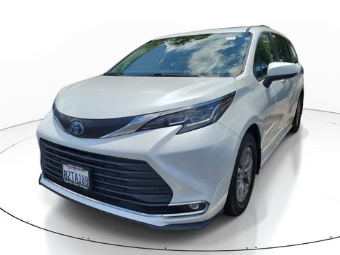 Used 2022 Toyota Sienna XLE w/ XLE Plus Package FWD image 3