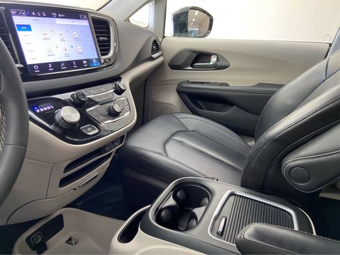 Used 2024 Chrysler Pacifica Touring-L FWD image 36