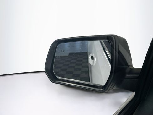 Used 2023 GMC Acadia SLE w/ Driver Convenience Package FWD image 16