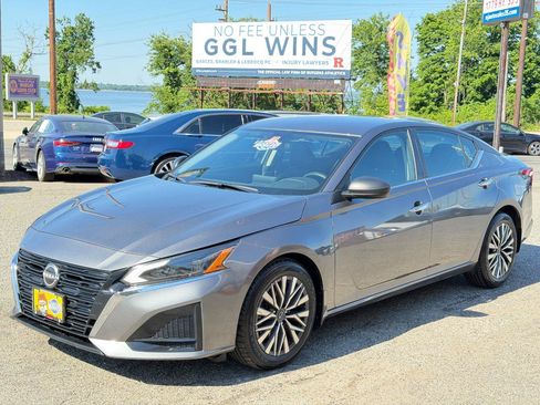 Used 2024 Nissan Altima 2.5 SV FWD image 8