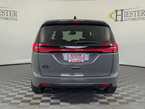 Used 2023 Chrysler Pacifica Touring-L image 3