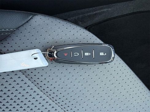 Used 2025 Chevrolet Trax LT w/ LT Convenience Package image 33