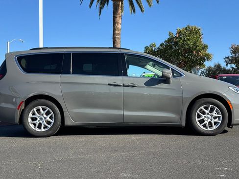 Used 2022 Chrysler Pacifica Touring-L image 4