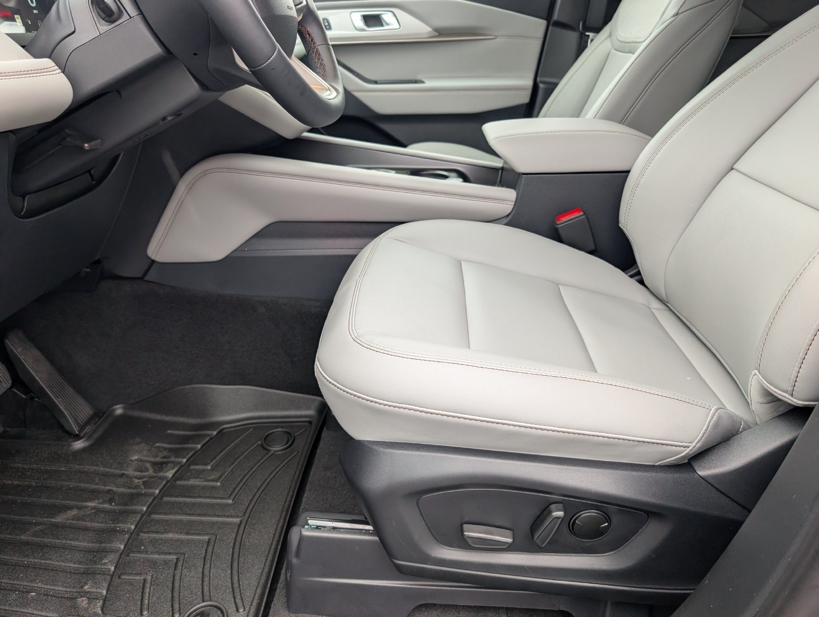 New 2027 Ford Explorer Active w/ Active Comfort Package RWD image 15