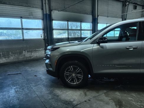 New 2026 Chevrolet Traverse LT w/ Driver Confidence Package AWD/4WD image 17