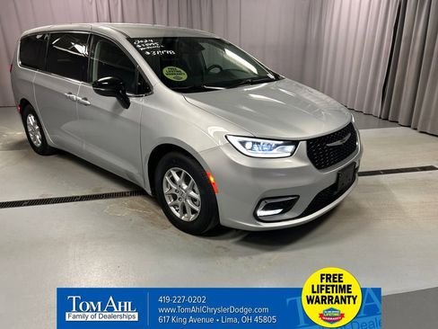 Used 2024 Chrysler Pacifica Touring-L image 1