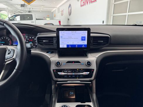 Used 2022 Ford Explorer XLT AWD/4WD image 18