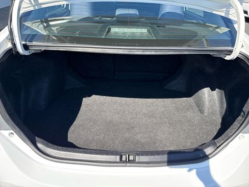 Used 2017 Toyota Corolla LE image 5