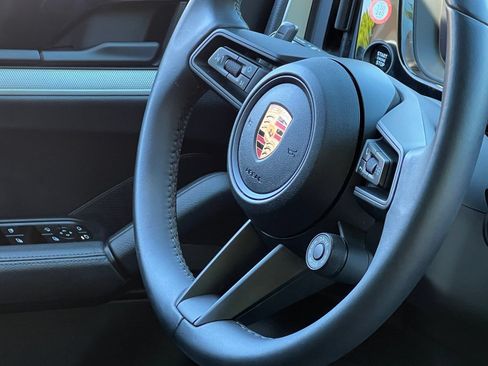 Certified 2025 Porsche Cayenne E-Hybrid AWD/4WD image 39
