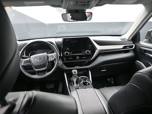 Used 2023 Toyota Highlander XLE AWD/4WD image 22