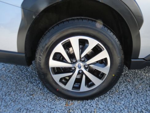 Used 2023 Subaru Outback Premium AWD/4WD image 9