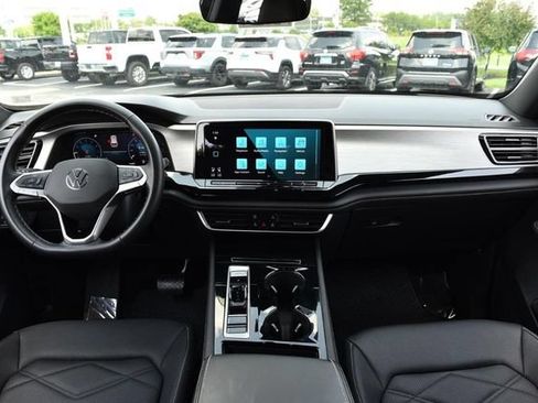 Used 2025 Volkswagen Atlas Cross Sport SE w/ Panoramic Sunroof Package FWD image 7
