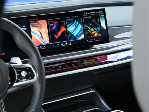 Certified 2024 BMW 760i xDrive w/ Executive Package image 21