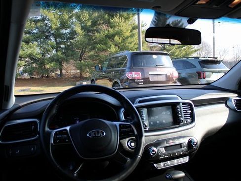 Used 2020 Kia Sorento S image 6