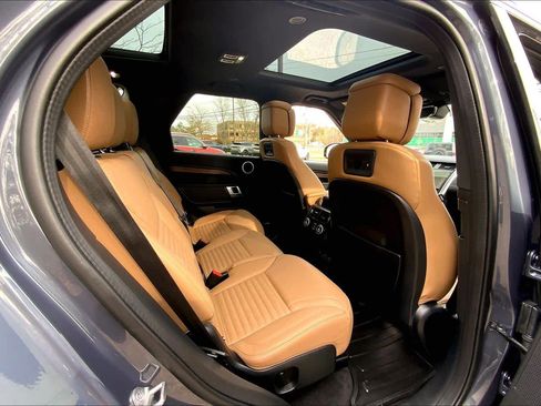 Used 2025 Land Rover Discovery Dynamic SE image 18