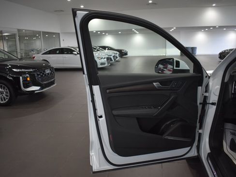 Used 2025 Audi Q5 2.0T Premium Plus w/ Premium Plus Package AWD/4WD image 9