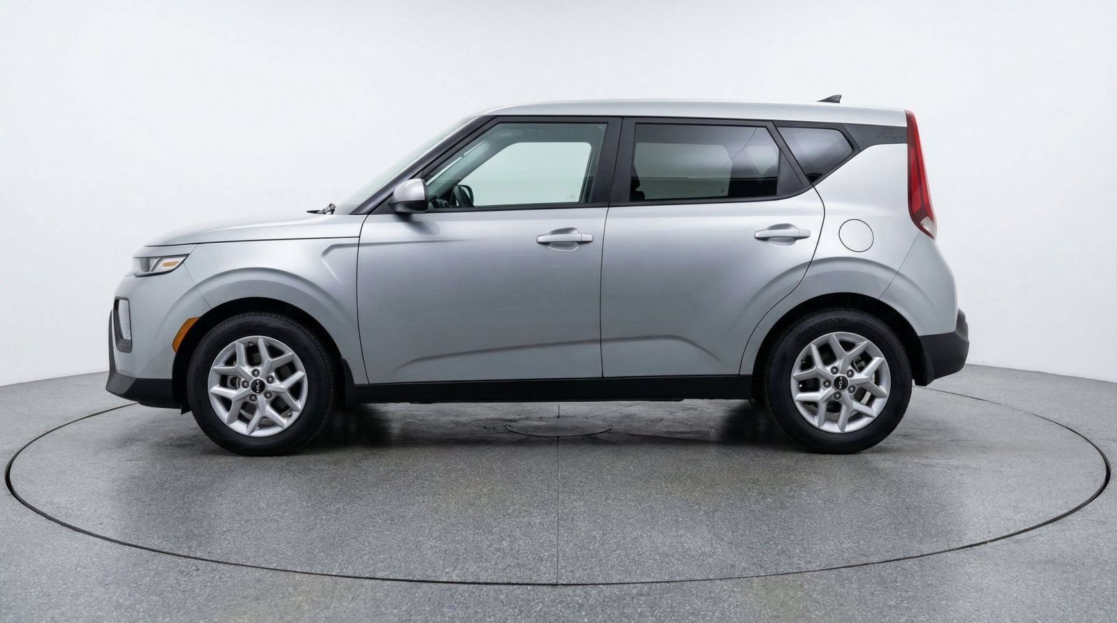 Used 2025 Kia Soul LX w/ LX Technology Package FWD image 4