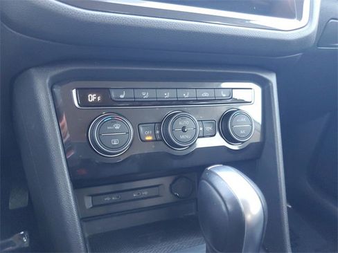 Used 2021 Volkswagen Tiguan SE image 21