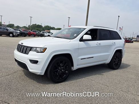 Used 2020 Jeep Grand Cherokee Altitude RWD image 3