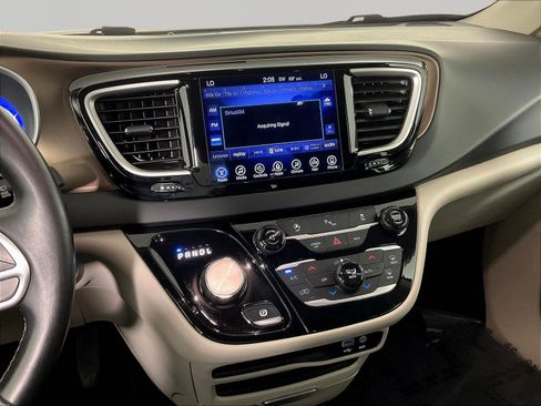 Used 2017 Chrysler Pacifica Touring-L FWD image 9