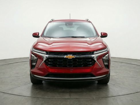 Used 2025 Chevrolet Trax LT w/ LT Convenience Package image 2