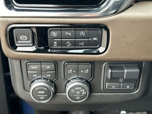 Used 2025 GMC Yukon Denali Ultimate image 18