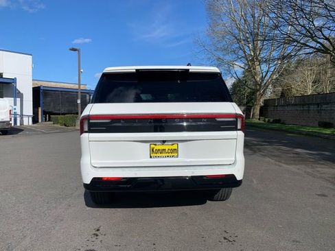 New 2026 Lincoln Navigator Reserve w/ Jet Appearance Package image 4