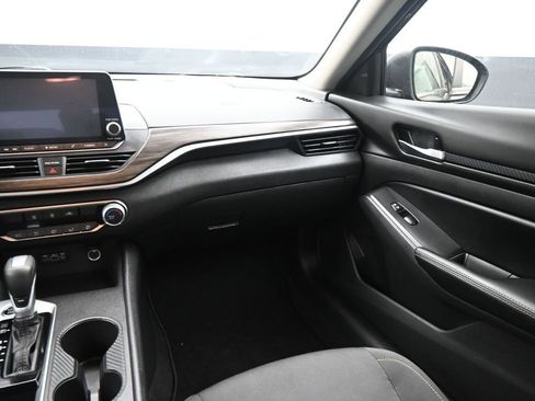 Used 2025 Nissan Altima 2.5 SV image 14