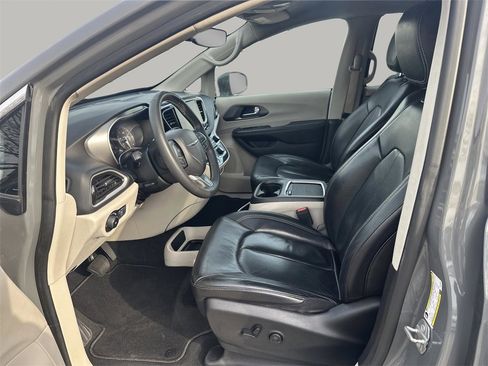 Used 2022 Chrysler Pacifica Touring-L image 10