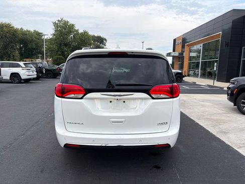 Used 2017 Chrysler Pacifica Touring-L Plus w/ Tire & Wheel Group FWD image 4