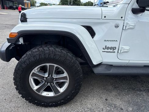 Used 2018 Jeep Wrangler Unlimited Sahara AWD/4WD image 17
