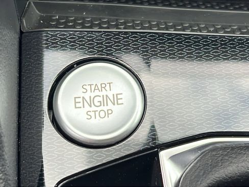 New 2026 Volkswagen Taos SE image 17