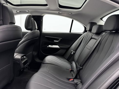 Used 2025 Mercedes-Benz E 350 4MATIC Sedan image 18