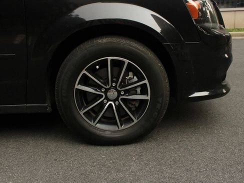 Used 2015 Dodge Grand Caravan SXT w/ Blacktop Package FWD image 4