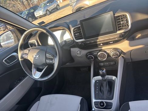 Used 2024 Hyundai Venue SEL image 11