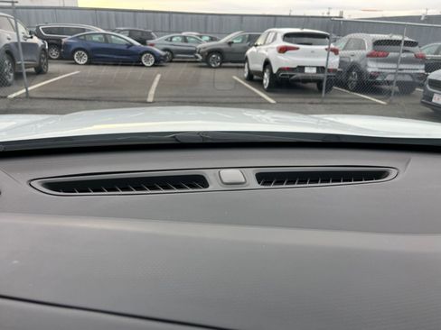 Used 2025 Chevrolet Trax LT image 18